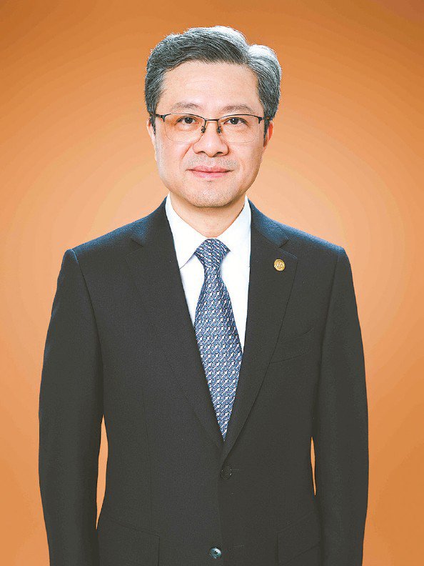 医生将是左手拿手术刀，右手做基因编辑