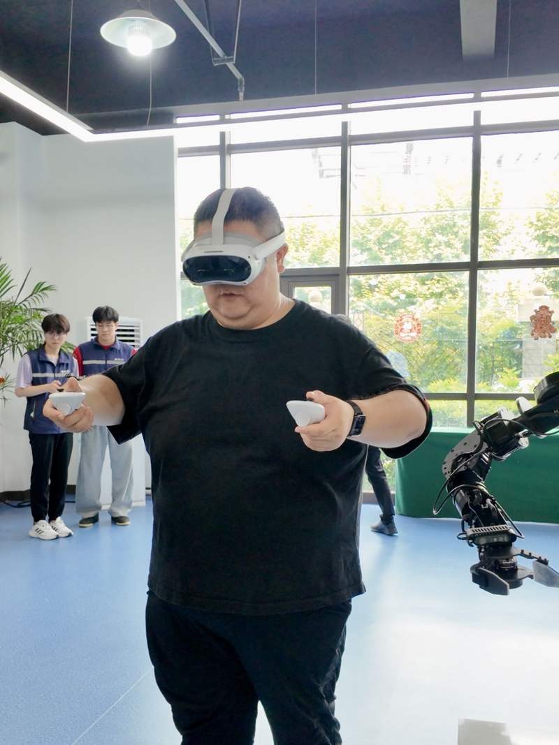 新京报贝壳财经记者正在体验训练机器人。